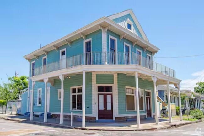 Building Photo - Historic, Renovated 3BR with Wrap-Around B... Rental