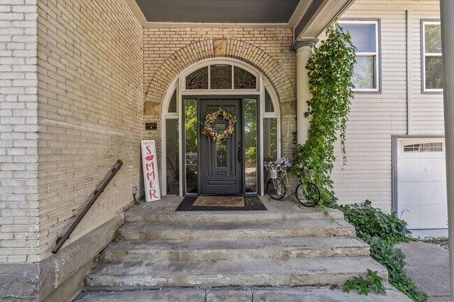 Entry to building - 2971 Mumbarto Ave Unit M