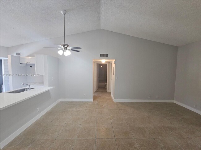 Photo - 713 Gardens Dr Unidad 205