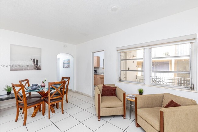 Building Photo - 1982 Marseille Dr Unit 4