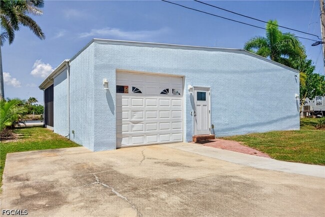 Building Photo - 3864 Royal Palm Dr