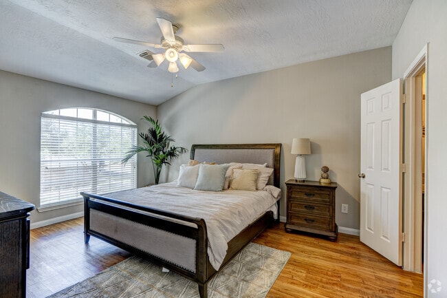 Building Photo - Greenhouse Villas