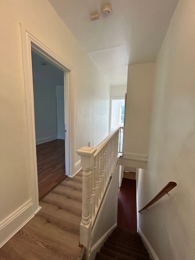 Photo - Nice 3 bedroom house big kitchen and Parking