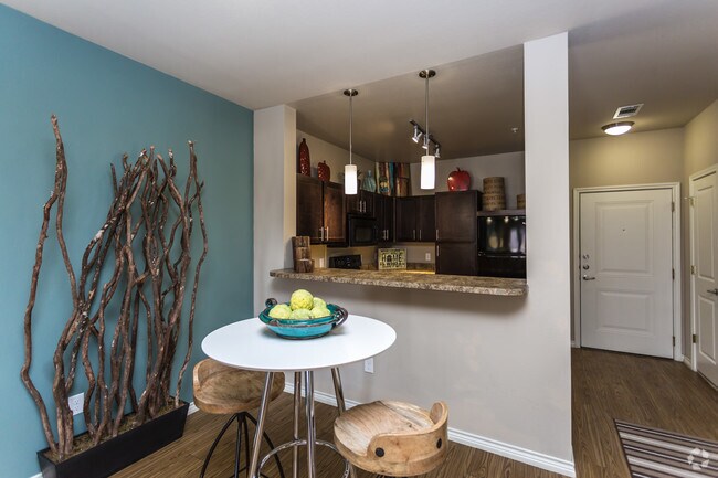1BR, 1BA - 825 SF
