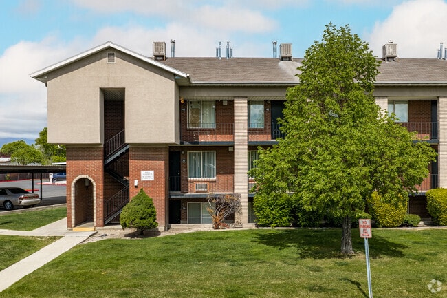 Entrada del edificio - Atherton Park Apartments