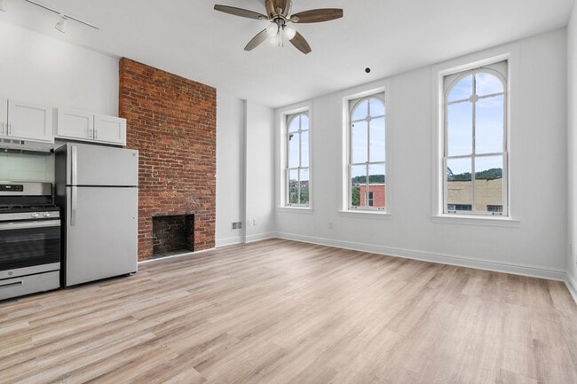 Building Photo - 2304 1/2 E Carson Street Unit 3