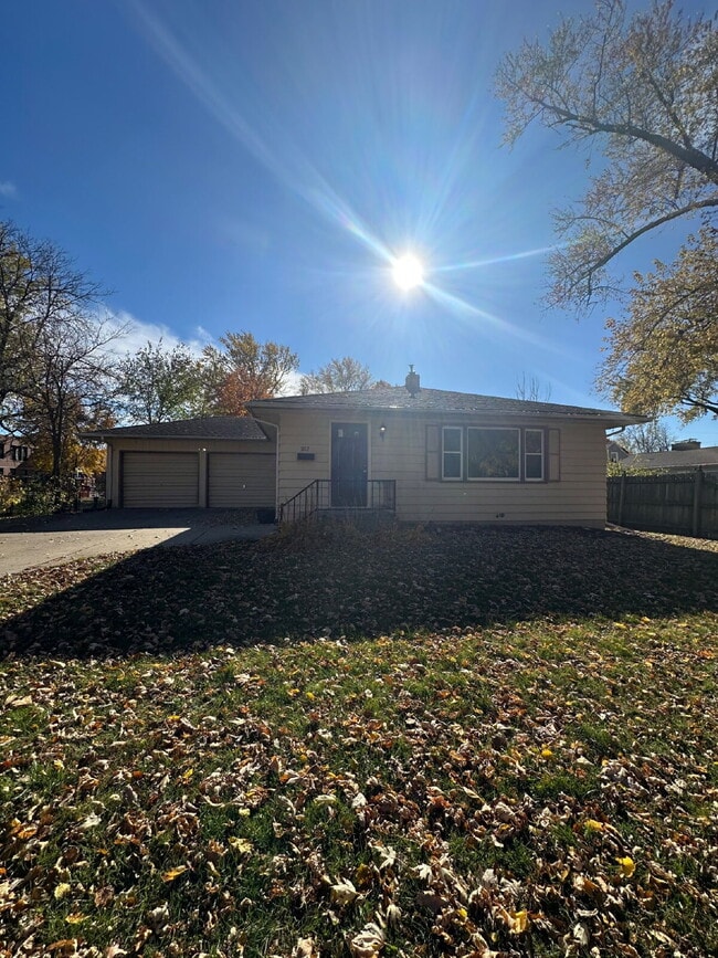 Photo - 1112 E Memorial Dr