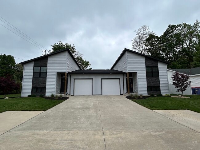 Photo - 411 Carpenter Ave NW