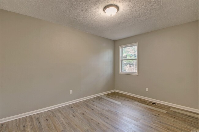 Photo - 1900 Labette Manor Dr Unidad 4
