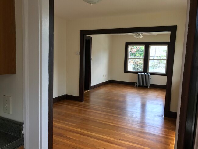 Desde la cocina mirando hacia el comedor/sala de estar. - 147 Farrington St Unidad 2nd floor