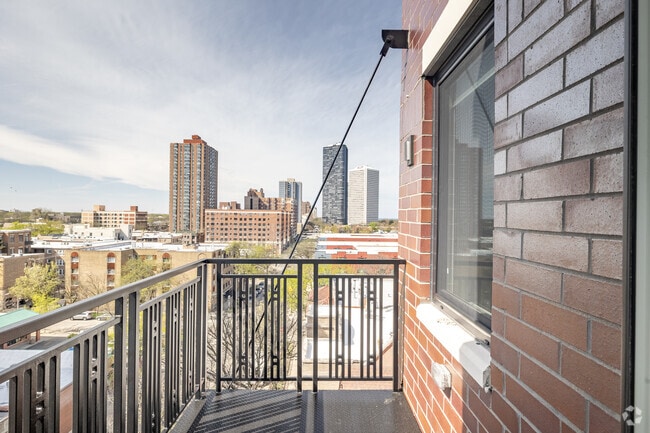 2BR, 2BA - 1,300SF - Balcony