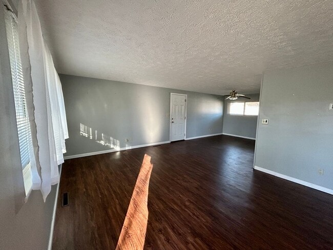 Photo - 3 bed 1 bath close to shopping, schools, parks and more!