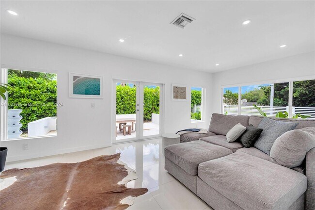 Photo - 741 NE 87th St