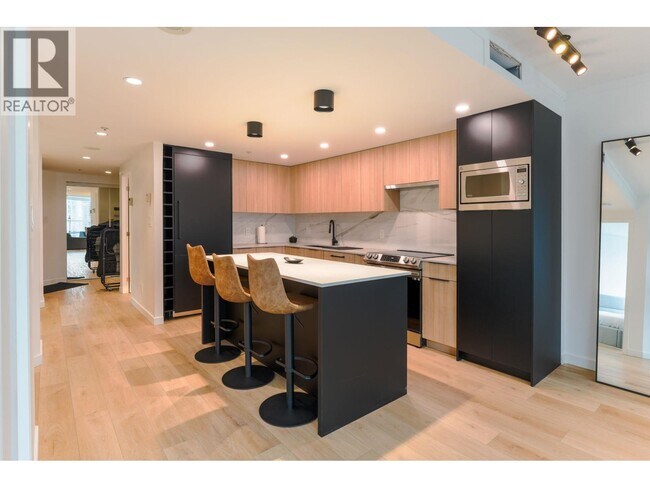 Photo - 1050 Burrard St