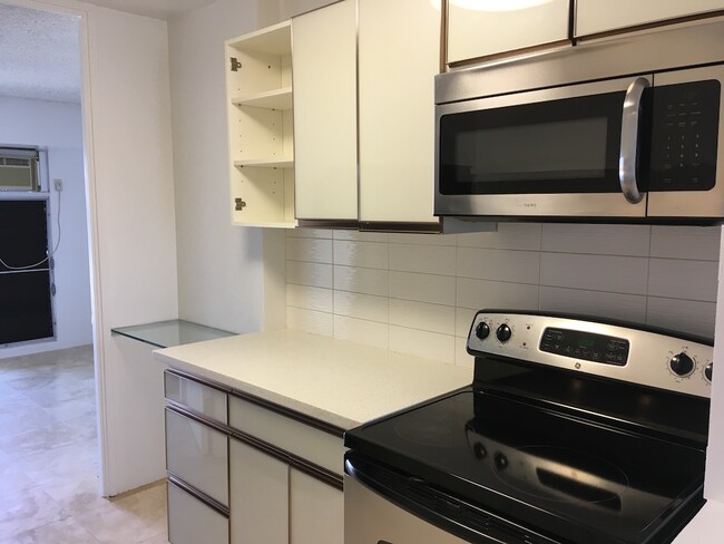 Building Photo - 1516 Ward Ave Unit Westview Plaza 404