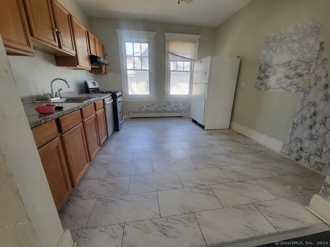 Photo - 572 Elm St Unidad 2