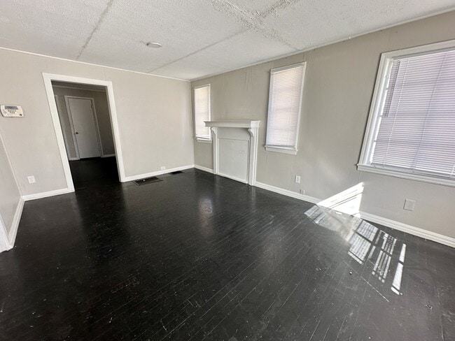 Photo - 925 Woodward Rd