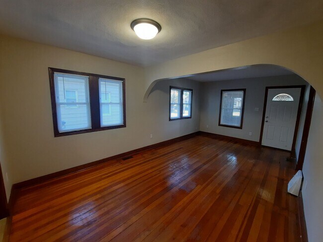 Photo - 2 Bedroom, 1 Bathroom home with hardwood!