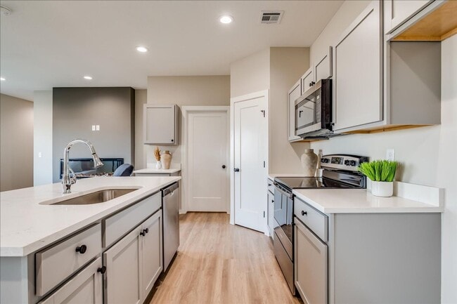 1903 Cody Ln