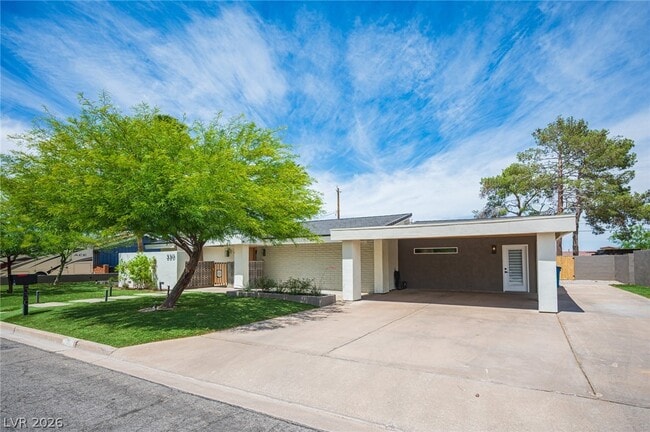 Photo - 330 E Country Club Dr