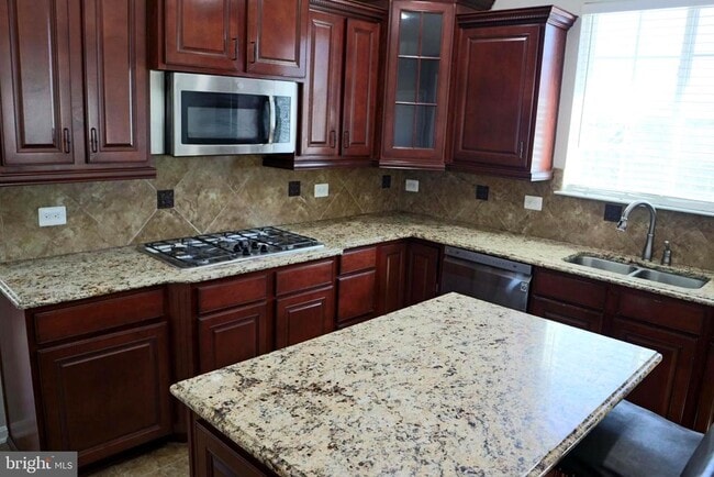 Building Photo - 2716 Lake Forest Dr