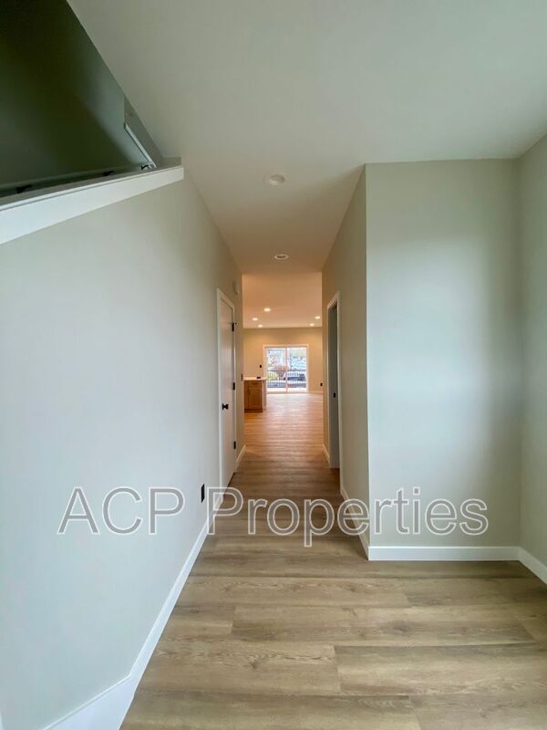 Photo - 110 Baker St