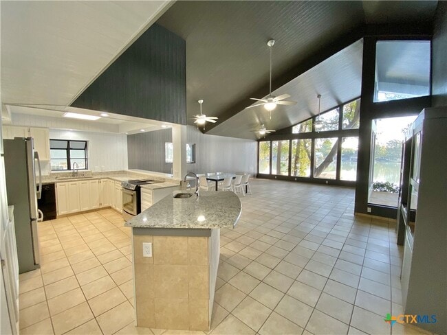 906 Lakeview Trail
