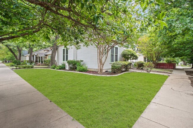 Photo - 212 W 43rd St