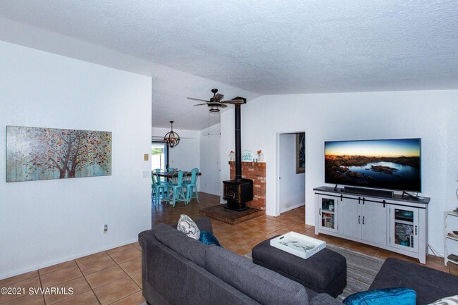 Photo - 552 E Lamarcia Dr