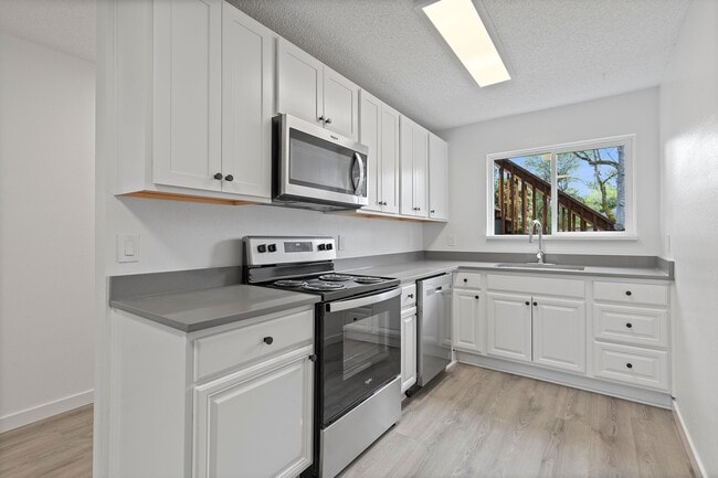 Building Photo - Modern Living Meets Natural Beauty – Welcome to the Newly Updated Kennedy Park Apartments Unit KP 26