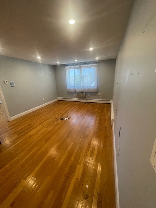 Building Photo - Modern 1 bed HW Floors, Granite stainless Kitchen Supoer Sunny, AC Dishwasher Great Value! 7/1 o...