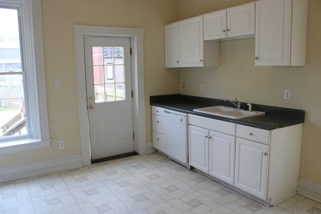 Photo - Spacious four bedroom, two full bath Fan/VCU area home. Available in August.