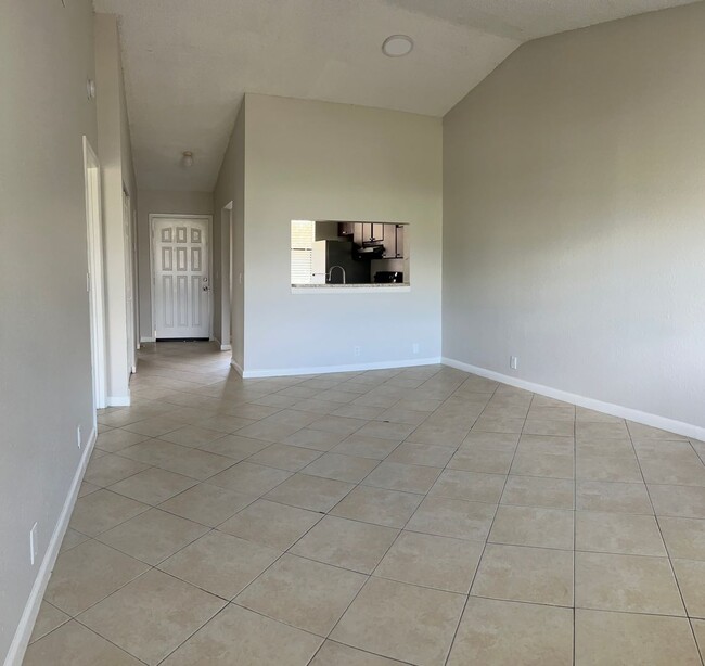 Photo - Limited Time Promo: up to 3 months off! Unit 11565-A2 - Westmount