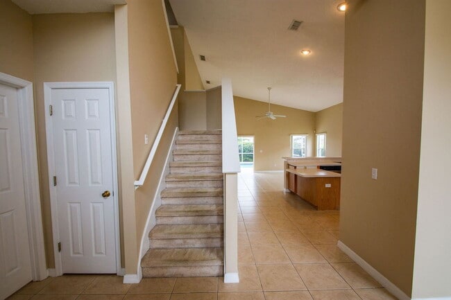 Photo - 421 Lockbreeze Dr