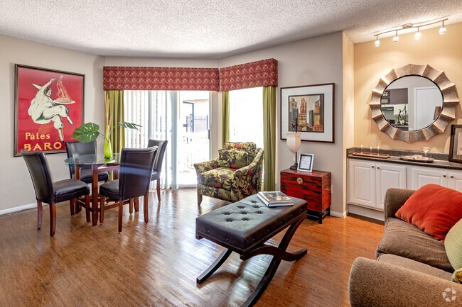 1BR, 1BA - 696SF - Living Room