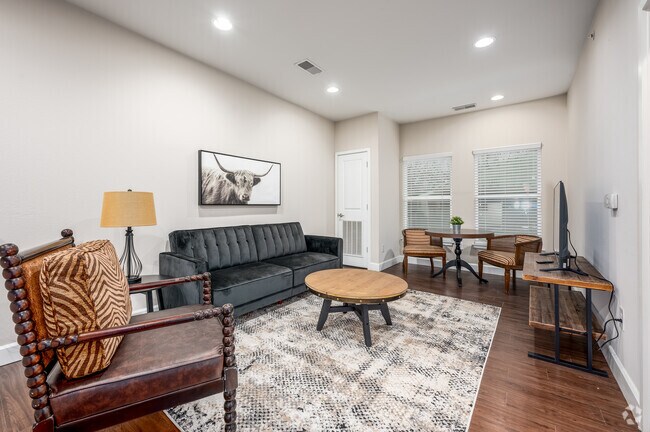 1BR, 1BA - 650SF - Living Room - 609 S Henderson