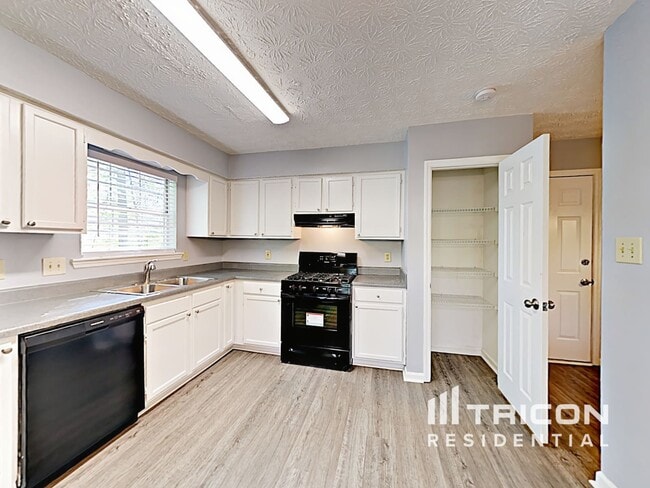 Photo - 536 Woodstone Rd