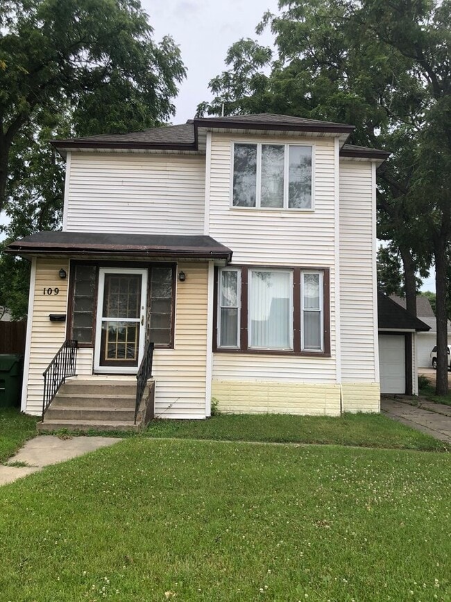 Building Photo - 4 Bedrooms/2 Bath Home with attached Garage