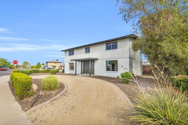 Photo - 6 Bedroom! 4 1/2 BATHS!  ASU! Diving Pool! Less than 1 mile to campus