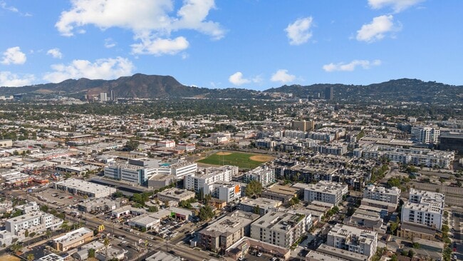 Photo - Amazing 2 Bed Condo in Noho! Unidad 106