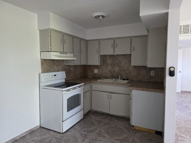 Building Photo - 575 S Royal Crest Cir Rental