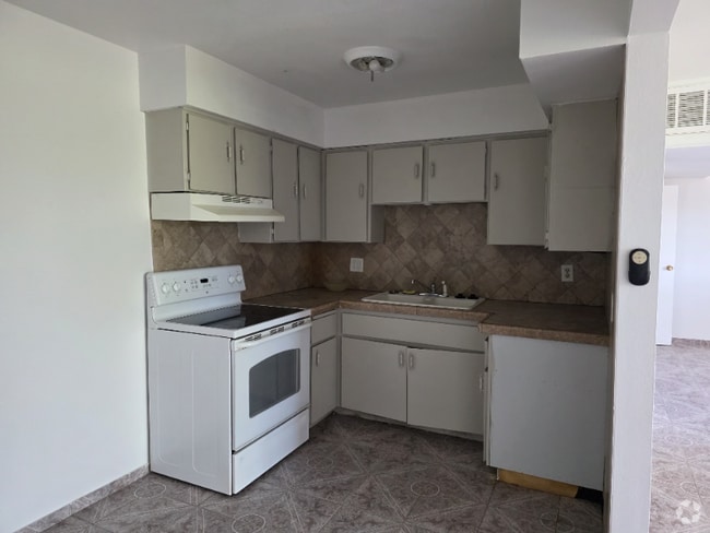 Building Photo - 575 S Royal Crest Cir Rental