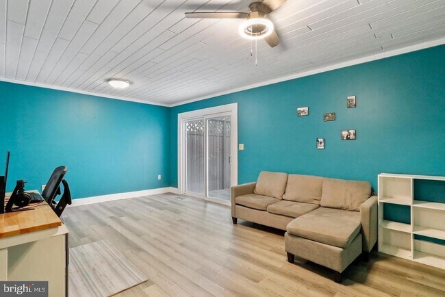 Photo - 302 Freeton Ct