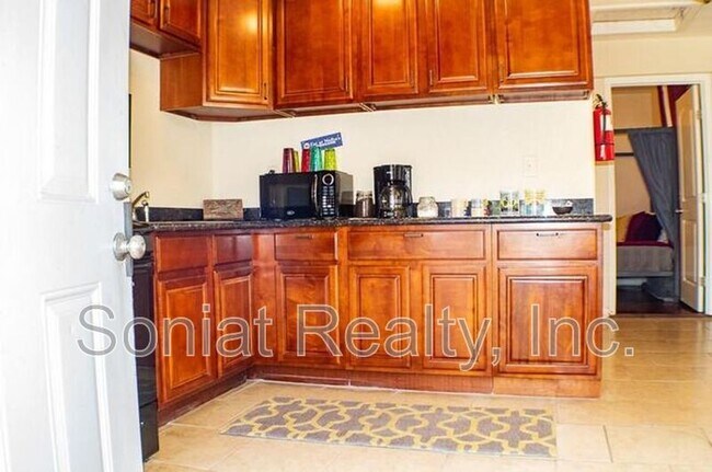 Photo - 1403 Port St