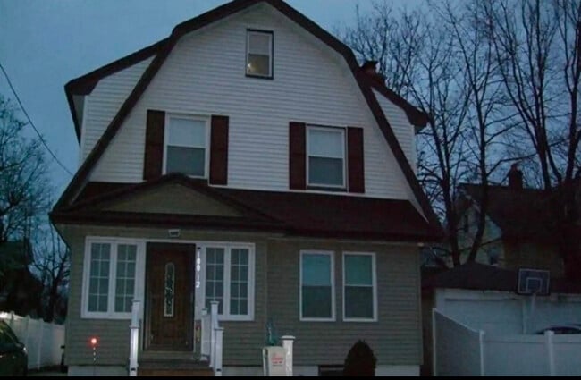 Building Photo - 100-12-100196 196th St