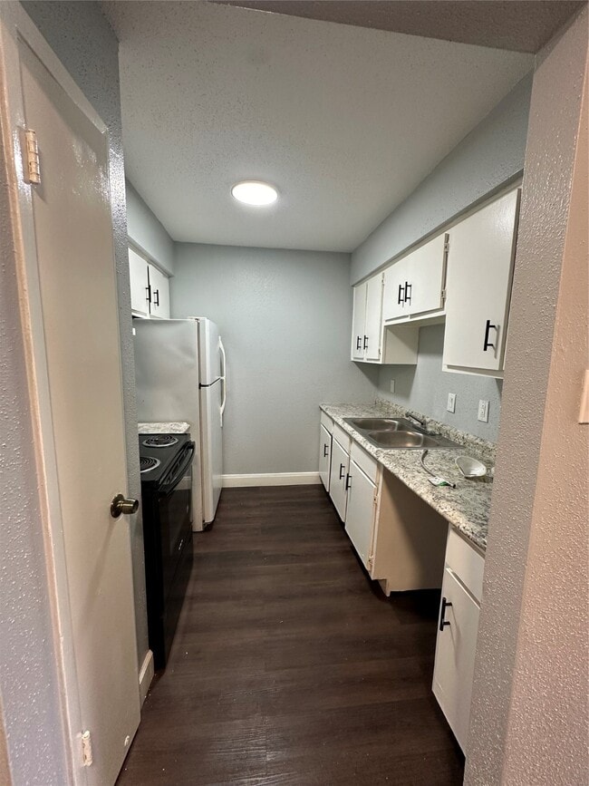 Building Photo - 5625 Antoine Dr Unit 403 Rental