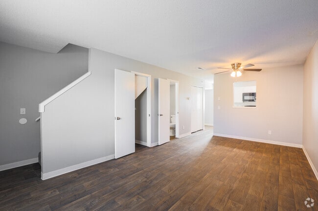 2BR, 2BA - 916SF