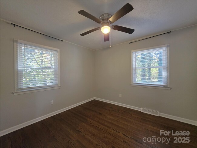 Photo - 305 Amber Ct SW
