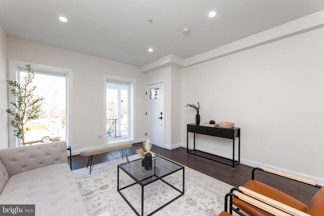 Photo - 734 Kenyon St NW Unit 2