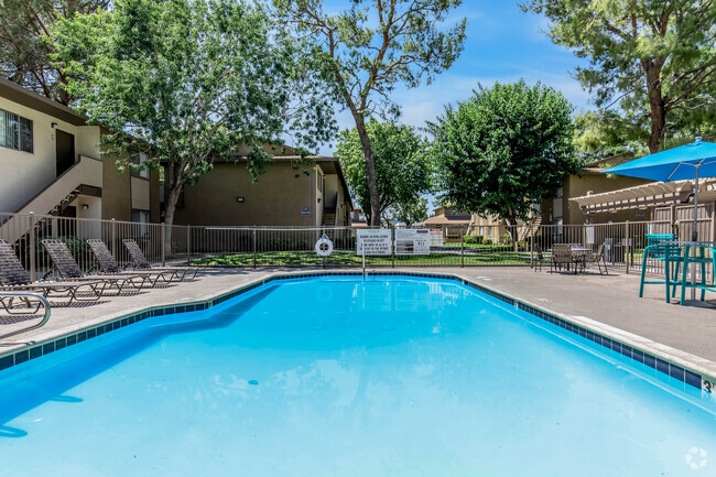 Sparklng Pool - Sienna Heights Rental